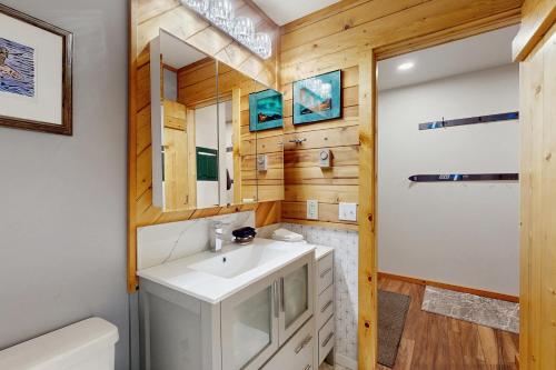 Un baño con un lavabo blanco y un espejo. en Sea to Ski Escape, en Alyeska