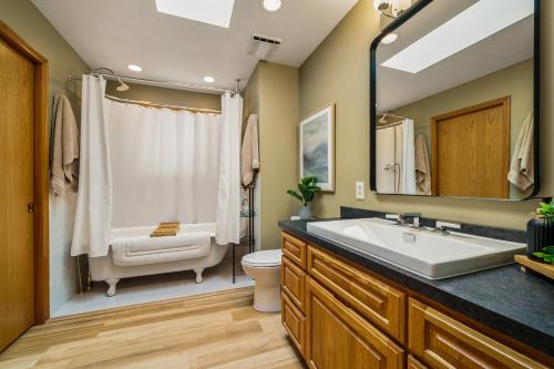 un baño con lavabo e inodoro en The Beach Nest, en Cohassett Beach