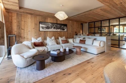 een woonkamer met een witte bank en een tafel bij Antarès ORION 201 - luxury apartment ski inski out in Méribel