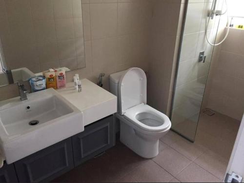 un bagno con lavandino, WC e doccia di I-City I-Soho Homestay at Shah Alam by Landmark a Shah Alam