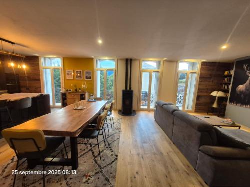 Maison Llapasset في فورميجويريس: غرفة معيشة بها طاولة وأريكة
