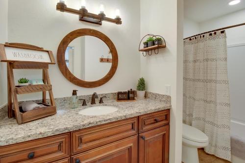 ein Badezimmer mit Waschbecken und Spiegel in der Unterkunft Forest-View Balcony Pinetop-Lakeside Condo in Pinetop-Lakeside