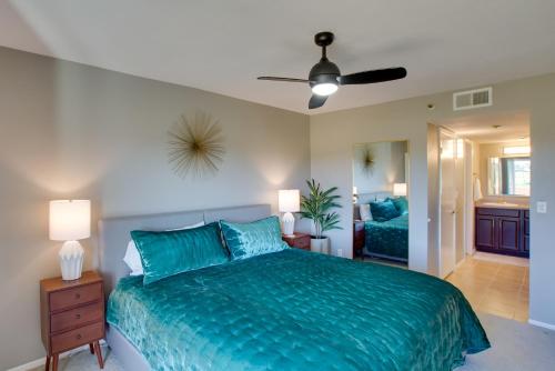 スコッツデールにあるFirst-Floor Condo with Golf Course Views and Pool!のベッドルーム1室(青いベッド1台、天井ファン付)