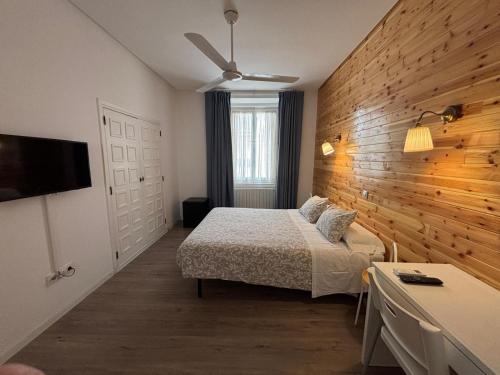 マドリードにあるHostal Goyal Pizarroのベッドとテレビがあるホテルの部屋