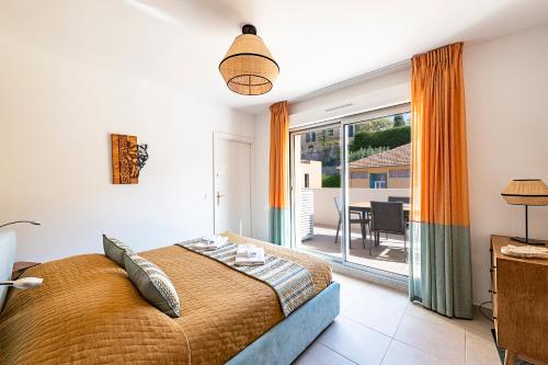 a bedroom with a large bed and a balcony at Le Penthouse de 220m2 - Jacuzzi - 3 Parkings - Climatisation - Terrasse in Menton