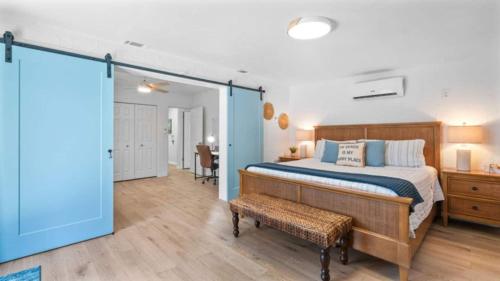 ブレーデントンにあるHouse Wguest Suite Near Ami, Img, Wheated Poolの大きなベッドとテーブルのある寝室
