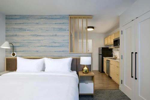 a bedroom with a bed and a kitchen at TownePlace Suites by Marriott Oklahoma City Yukon in Oklahoma City