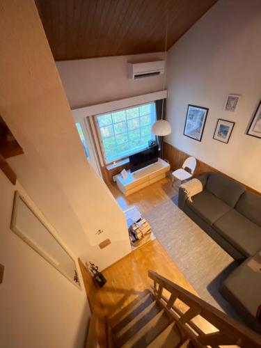 an overhead view of a living room with a couch at Ojuspirtti 26A Levi in Levi