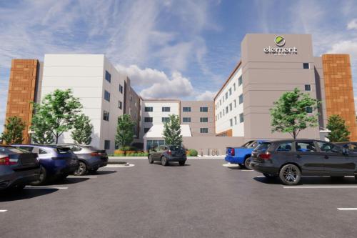 un parking avec des voitures garées devant un hôpital dans l'établissement Element Branson, à Branson