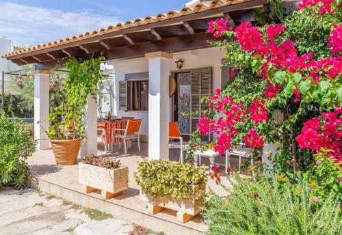 Cottage 50m From the Beach