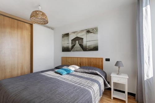 a bedroom with a bed and a picture on the wall at Gli Ulivi in Bogliasco