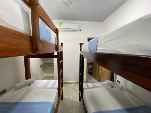 two bunk beds in a small room at Hotel Panther Resort in Necoclí