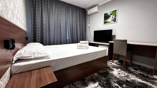 Televisyen dan/atau pusat hiburan di Hotel City rooms Bogenbay