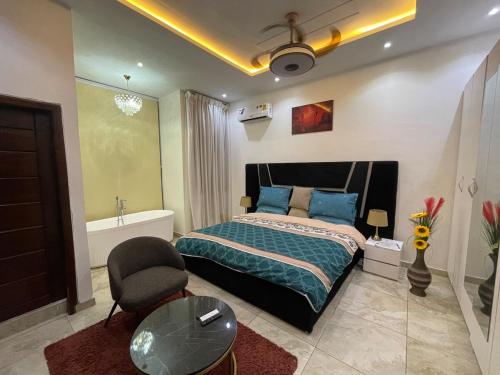 アクラにあるRosewood residence 2 bedroom duplex with views and bathtubのベッドルーム(ベッド1台、バスタブ付)