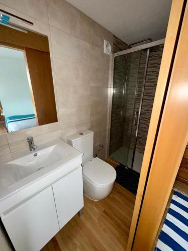 a bathroom with a toilet and a sink at Canastro do Loureiro in Anissó