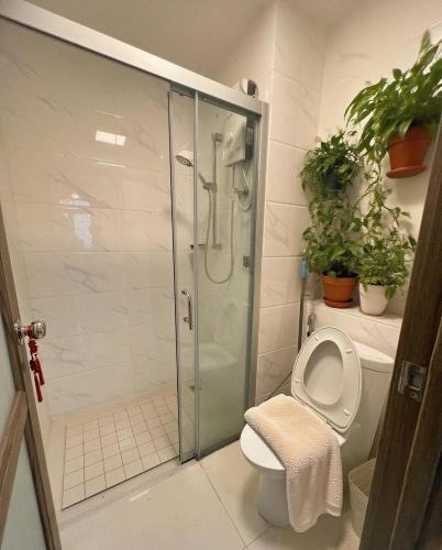 y baño con ducha y aseo. en The Clover Homestay 4, en Gelang Patah