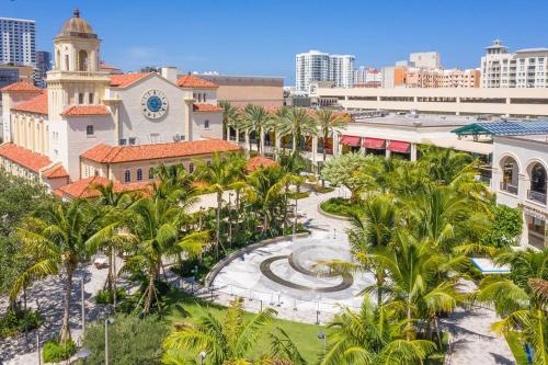 an aerial view of a city with palm trees at Steps To Beach! 4 Condos In 1- Perfect For Groups in West Palm Beach
