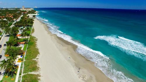an aerial view of a beach and the ocean at Steps To Beach! 4 Condos In 1- Perfect For Groups in West Palm Beach