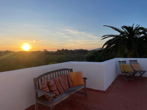 Η ανατολή ή δύση του ηλίου όπως φαίνεται από αυτή η βίλα ή από εκεί κοντά