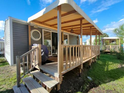 awning over a porch of a tiny house at Chez Seb et Sarah - Bungalow Paisible aux Viviers in Lège-Cap-Ferret