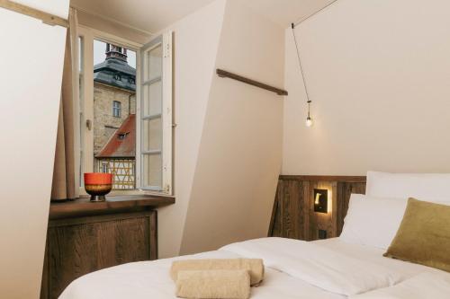 Giường trong phòng chung tại HOY bamberg boutique hotel