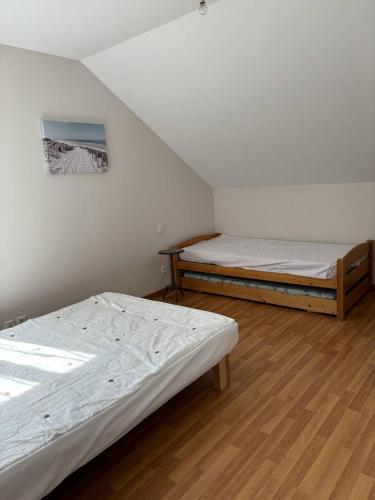 Le bourg 2 في ميميزان: يوجد سريران في غرفة بها علية