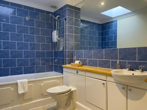 Ένα μπάνιο στο 31b St Leonards Road - 2 bed with balcony