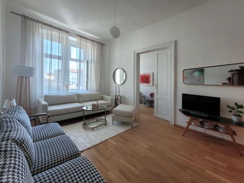 Sunny Apartment on Yppenplatz near City Center