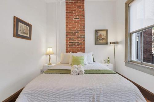 um quarto com uma cama com dois chinelos em Spacious Historic 8-Bedroom Manor in Short North - Perfect for Large Groups em Milo