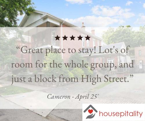 uma placa branca com estrelas em uma casa em Spacious Historic 8-Bedroom Manor in Short North - Perfect for Large Groups em Milo