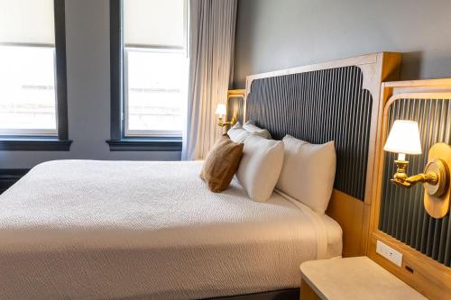 Una cama o camas en una habitación de Historic Franklin Hotel
