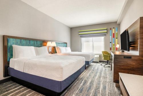 เตียงในห้องที่ Hampton Inn Fort Myers Downtown