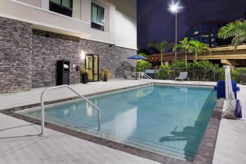 สระว่ายน้ำที่อยู่ใกล้ ๆ หรือใน Hampton Inn Fort Myers Downtown