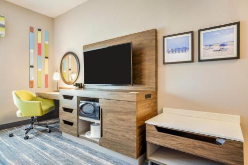 โทรทัศน์และ/หรือระบบความบันเทิงของ Hampton Inn Fort Myers Downtown