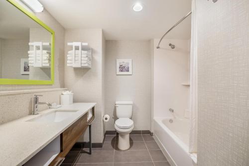 ห้องน้ำของ Hampton Inn Fort Myers Downtown