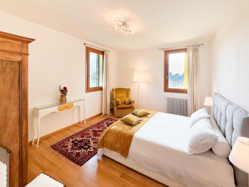 フィエッソ・ダルティコにあるCasa Fiore Veneziaのベッドと机と椅子のある寝室