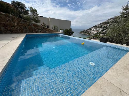 Preciosa casa con piscina desbordante y vistas al mar