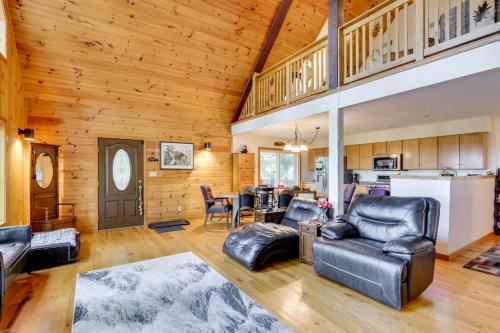 Χώρος καθιστικού στο History, Hikes and Fireside Nights Fayetteville Gem