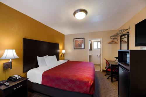 Postel nebo postele na pokoji v ubytování Rodeway Inn Flagstaff-Downtown