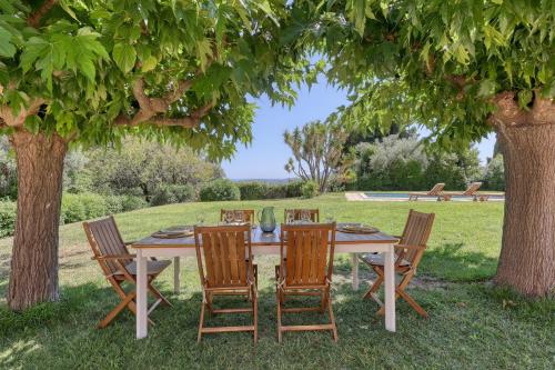 Κήπος έξω από το Beautiful Provencal house with swimming pool