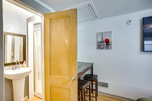 Φωτογραφία από το άλμπουμ του 2 Mi to Lake Winnebago Cozy Fond du Lac Studio σε Fond du Lac