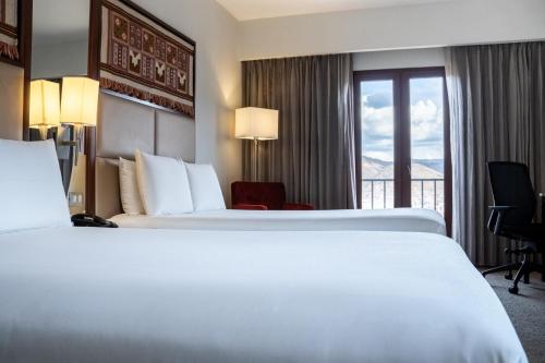 Postel nebo postele na pokoji v ubytování Hilton Garden Inn Cusco