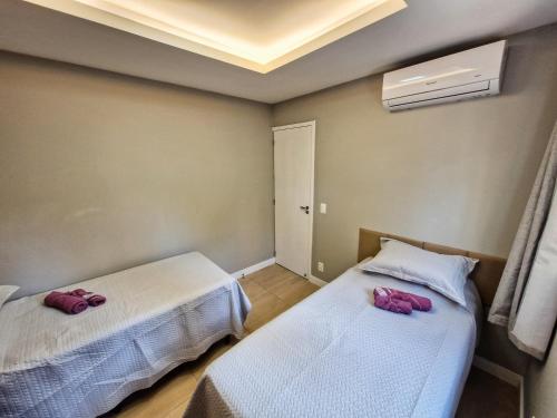 Katil atau katil-katil dalam bilik di Casa moderna com jardim privativo