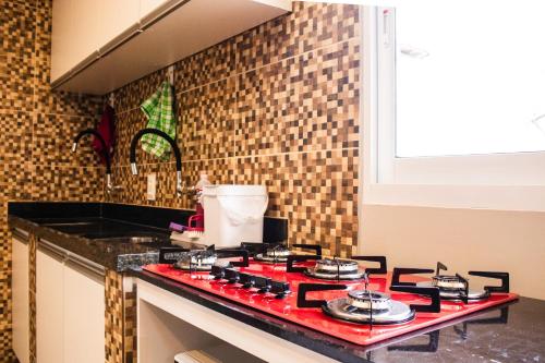 Dapur atau dapur kecil di Casa moderna com jardim privativo