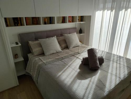 Un dormitorio con una cama con dos toallas encima. en Your Roman Holiday Home, en Lido di Ostia