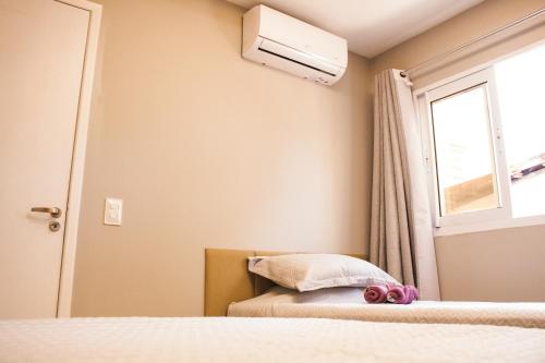 Katil atau katil-katil dalam bilik di Casa moderna com jardim privativo