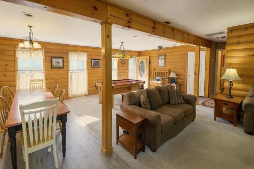 Χώρος καθιστικού στο Hoot-N-Holler 5BR Rancher w Hot Tub, Walk to Parkway-FREE Tickets-Nearby Creek