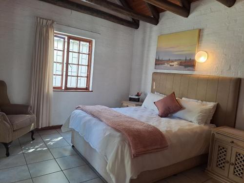 Una cama o camas en una habitación de Shelly's Place