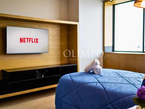 a hotel room with a tv and a bed at Suite Luxury en Puerto Santana in Guayaquil
