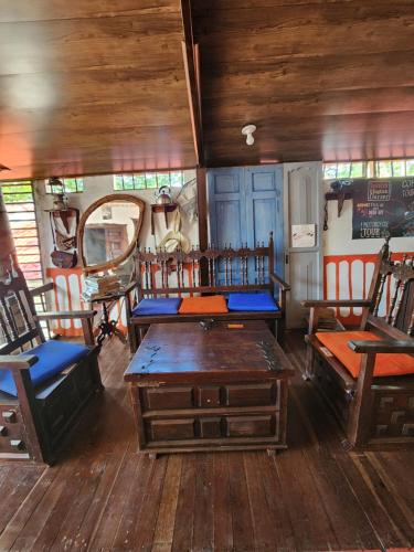 a room with chairs and a table in a train at Casa Turística Art-Vélez Salento in Salento